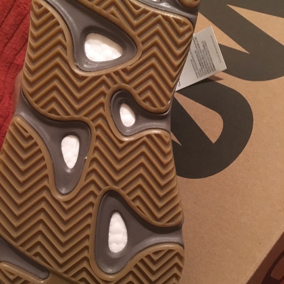 Yeezy Boost 700 MUAVE - Picture 4 of 6